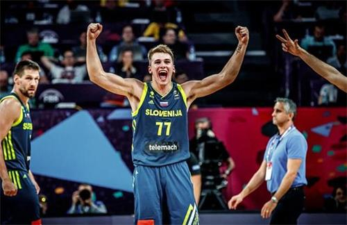 U22国足李镇全：团结且强大的集体，在正确道路上继续前进吧（U22国足李镇全：我们团结而强大，沿着正确的路继续前行）