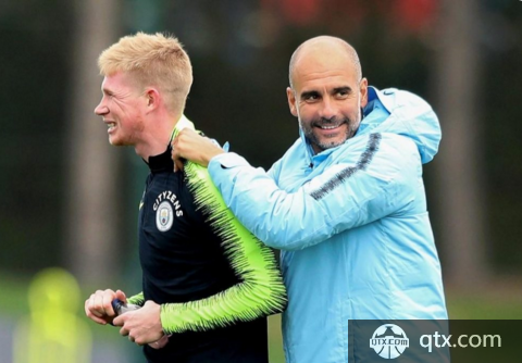 保安大爷中场硬核加入拉拉队，全场尖叫炸了！（中场惊喜！保安大爷硬核加入啦啦队，全场尖叫沸腾）