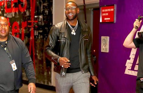 皇家马德里有意出人意料地任命阿隆索为新任主教练，而伯纳乌球员则被指控“扰乱秩序”。（皇马拟爆冷启用阿隆索挂帅，伯纳乌球员被指“闹事”）