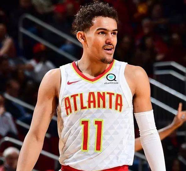 以全新视角回顾AC米兰对阵罗马的比赛📽️🔴⚫（换个角度再看AC米兰对阵罗马的较量🎥🔴⚫）