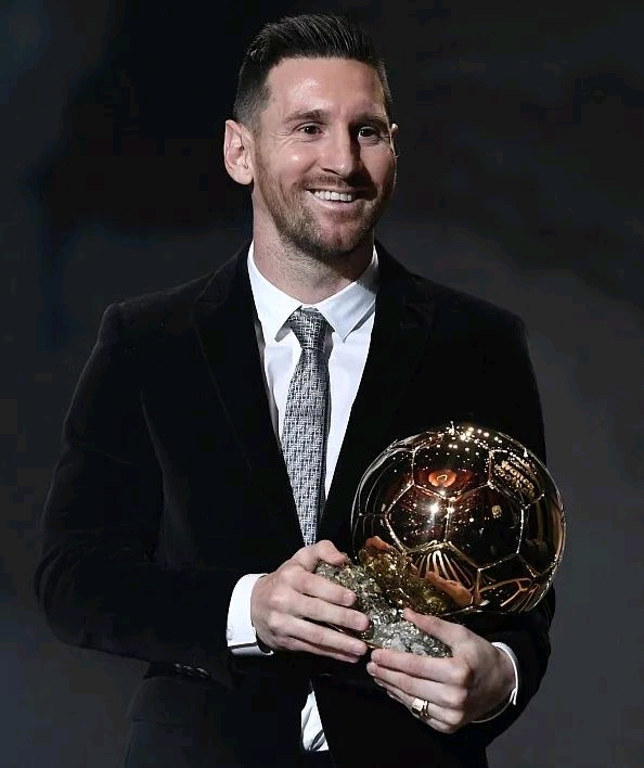 懂球帝足协杯冠军海报：国安是冠军！（懂球帝发布足协杯冠军海报：北京国安加冕！）