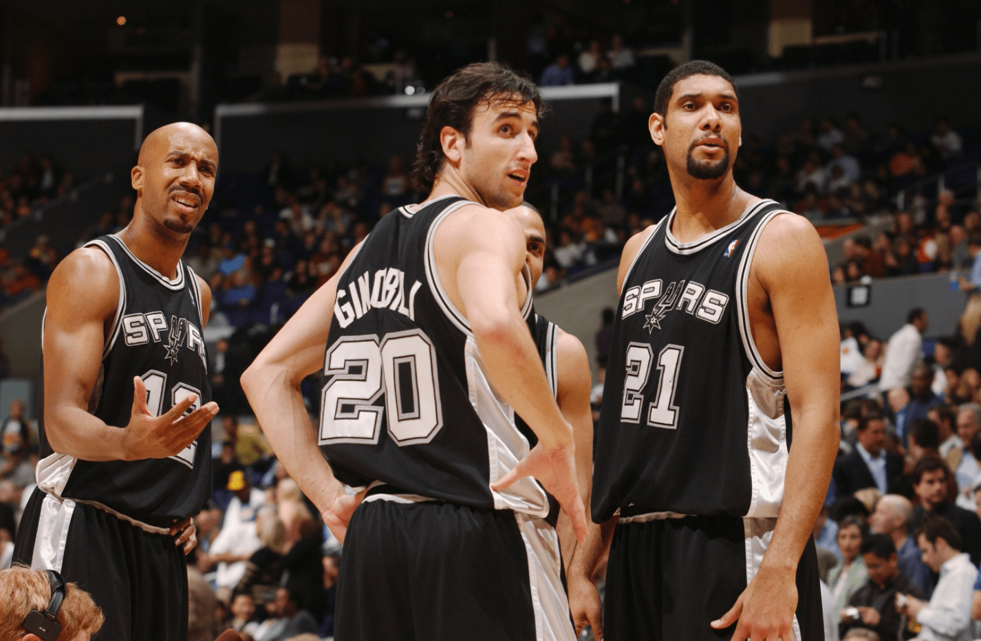 每体：巴萨有意左后卫索萨，想用桑托斯欠的290万欧锁定交易（每体：巴萨看中左后卫索萨，计划以桑托斯所欠290万欧作为筹码敲定转会）