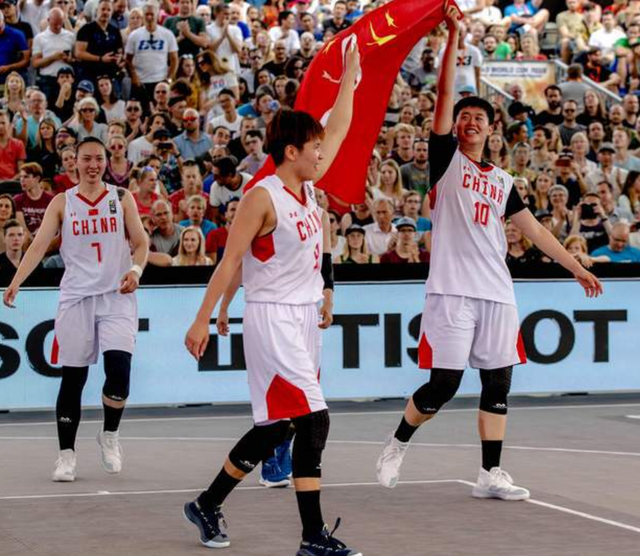 进攻效率不高！恩比德半场12中4拿到13分9篮板2盖帽（效率不佳：恩比德半场12投4中，收获13分9篮板2封盖）