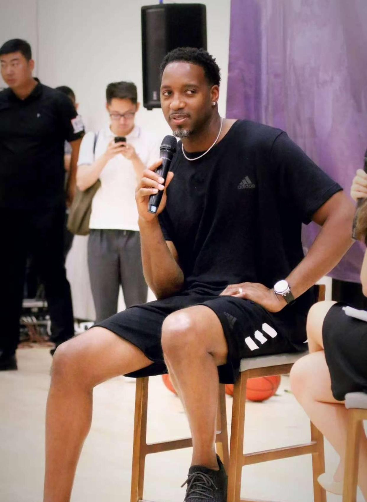 弗拉格近11场场均25+6+4 真实命中率61% 比肩乔丹新秀第二人（弗拉格近11战25+6+4，真实命中率61%，新秀表现与乔丹比肩位列第二）