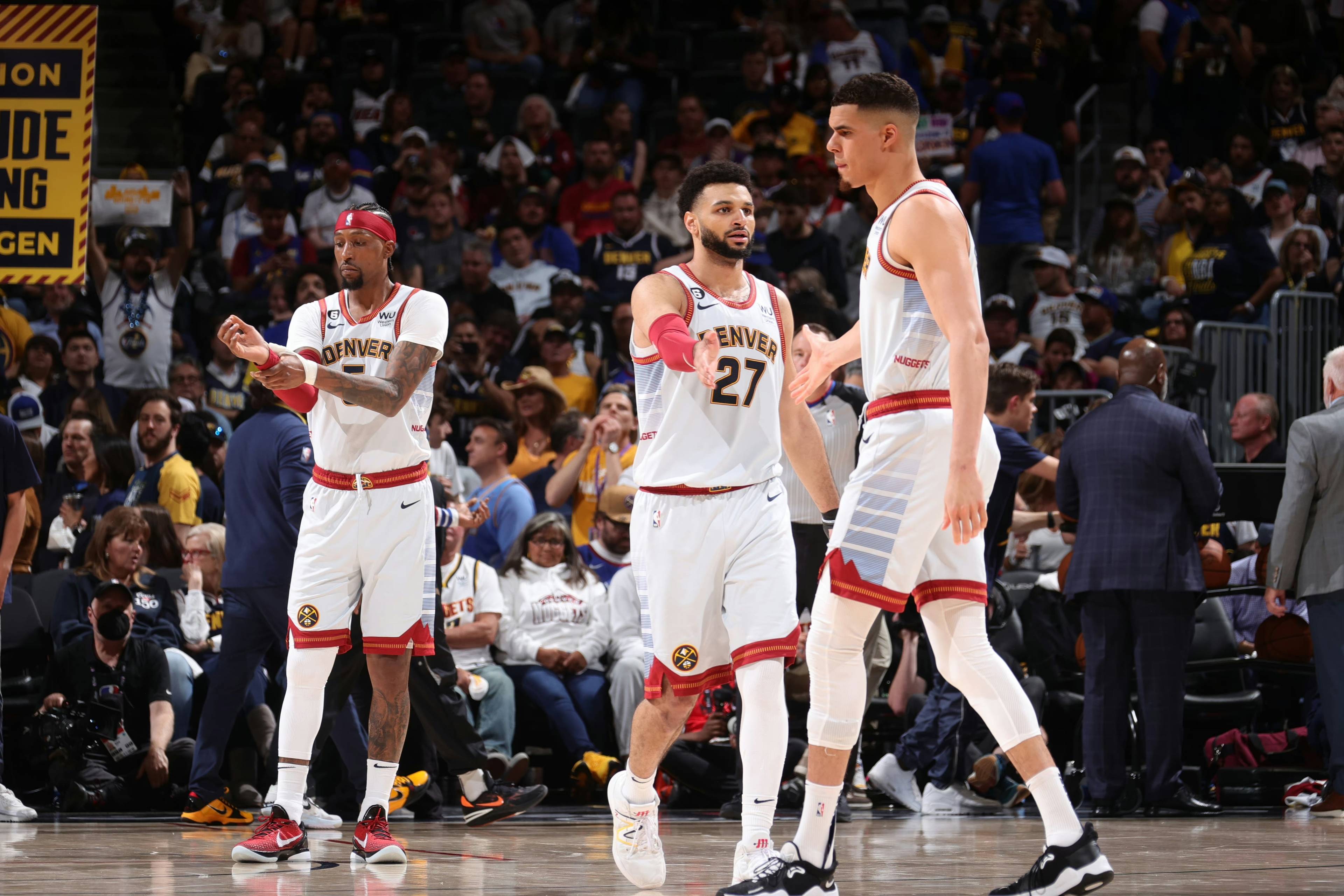 皇马官方：完成欧冠前最后一练，姆巴佩、卡马文加在室内训练（皇马通报：欧冠赛前最后一练结束，姆巴佩与卡马文加进行室内训练）