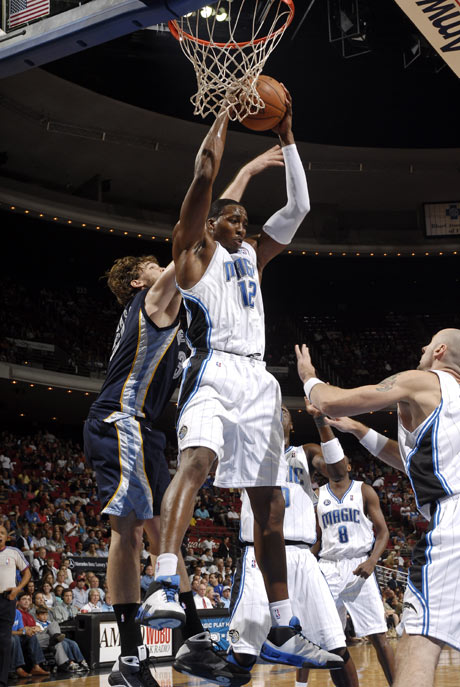 湖人首节三分7中2落后12分，东契奇出现4失误（湖人首节三分7投2中落后12分，东契奇出现4次失误）