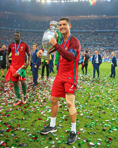 艾顿是湖人队史首位100%命中率0失误且砍两双的首发球员（艾顿成湖人队史首位先发，100%命中零失误豪取两双）