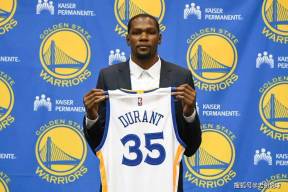 维尼修斯庆祝当选年度最佳球员 把World拼成word（维尼修斯加冕年度最佳球员 庆祝时将“World”误写为“word”）