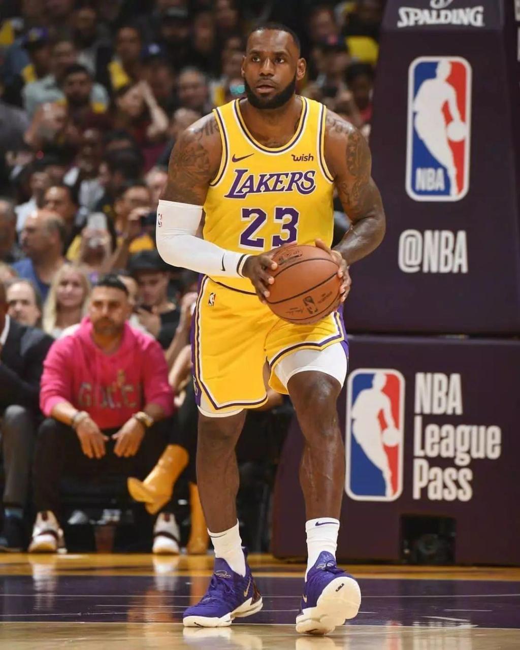 欧冠半场：卡尔进球被吹，凯恩中柱，拜仁暂0-0葡萄牙体育（欧冠半场战报：卡尔进球被判无效，凯恩中柱，拜仁暂与葡萄牙体育0-0）