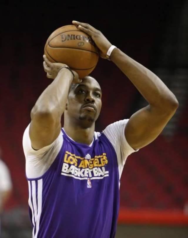 独行侠与马尔卡宁的冲突：肘击引发的争议与恶意犯规（肘击风波引发争议：独行侠与马尔卡宁爆发冲突并涉恶意犯规）