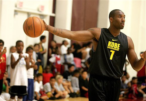 半场战报：那不勒斯1-0尤文，霍伊伦7分钟闪击，内雷斯助攻（半场快讯：那不勒斯1-0领先尤文，霍伊伦7分钟建功，内雷斯献助攻）