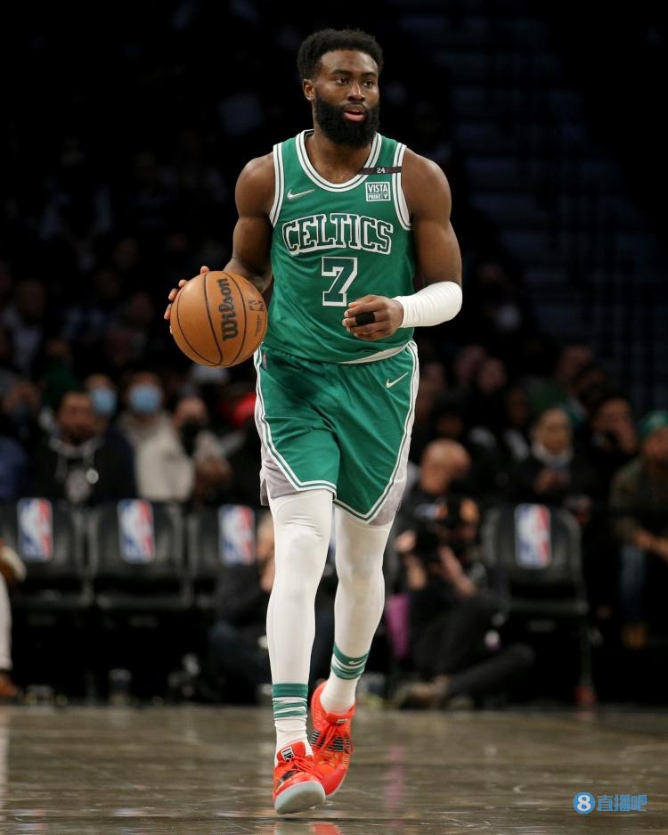 老将不易！普拉姆利篮下对抗受伤 右腹股沟酸痛本场比赛不会回归（老将再遇波折：普拉姆利篮下对抗受伤，右腹股沟酸痛，本场提前退赛）