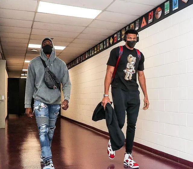 太阳队记：狄龙与裁判对峙使用不当言语，罚款35000美元（太阳随队记者：狄龙因与裁判争执出言不当，被罚3.5万美元）