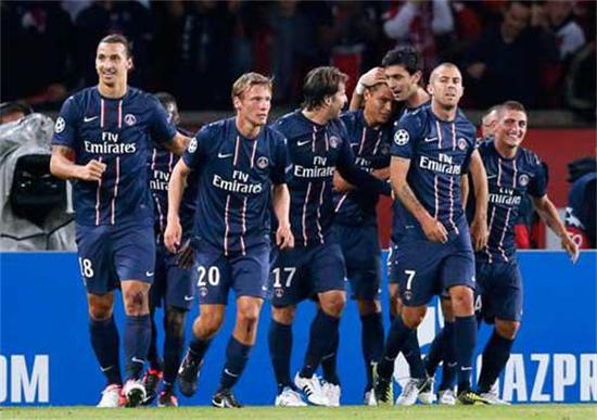 拜仁慕尼黑莱万多夫斯基帽子戏法（莱万多夫斯基为拜仁上演帽子戏法）