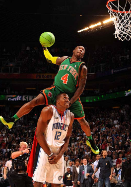 勇士战胜独行侠众生相：克莱与一众老队友寒暄 霍福德寄语弗拉格（勇士击败独行侠赛场群像：克莱与老队友热情互动，霍福德寄语弗拉格）