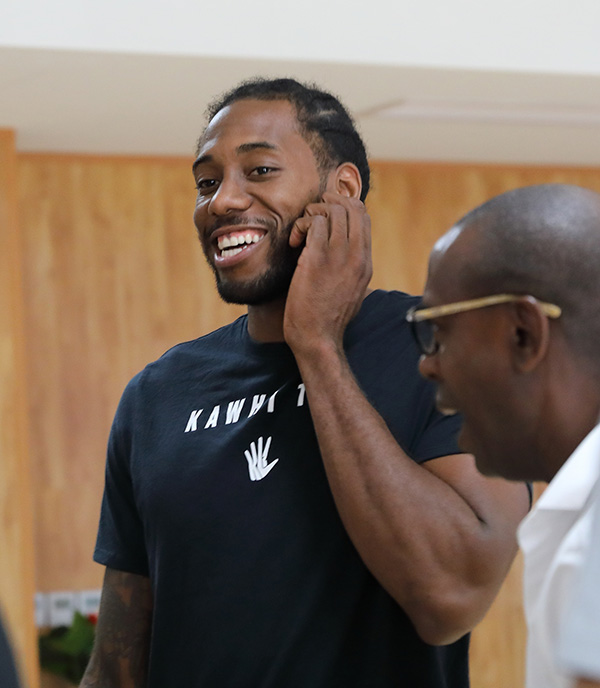 鹈鹕反击锡安连得5分追分 米切尔挺身而出打进还造犯规（鹈鹕反扑锡安连拿5分逼近比分 米切尔关键回应命中并造犯规）