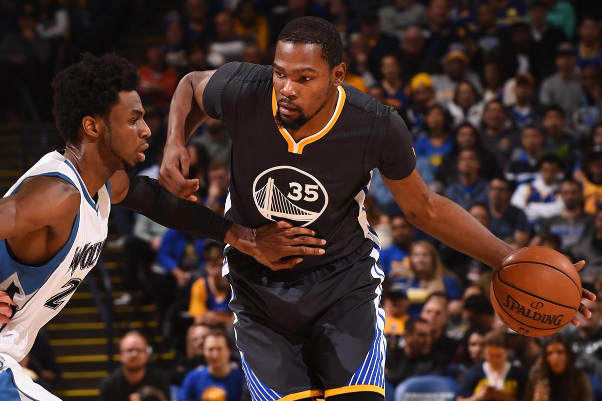 广东队在CBA俱乐部杯首战遭遇惨败，落后山西14分，外援表现不佳，失误频繁，防守被压制。（CBA俱乐部杯开门黑：广东队负于山西14分，外援低迷、失误频发，防守被动）