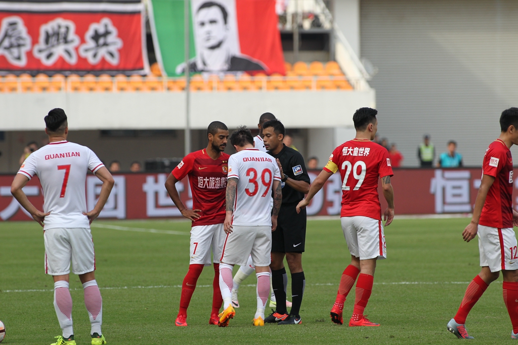 每体：阿劳霍的两位经纪人和德科会面，分析球员目前的现状（每体：德科与阿劳霍两位经纪人会谈，研判球员当前处境）