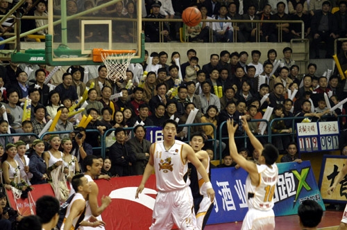 媒体人：赛事传播损失很大！央视每日仅转1场CBA比赛（媒体人称赛事传播受损严重：央视每天仅播一场CBA）