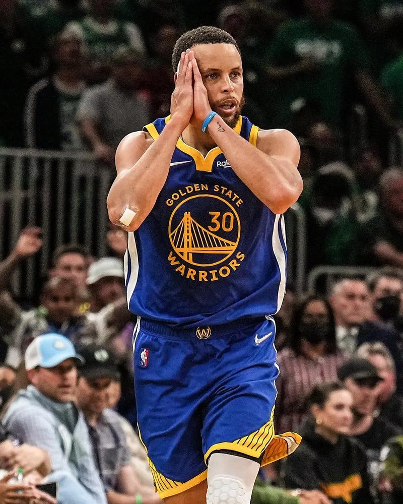 环球足球奖2025年度最佳球员候选：姆巴佩在列，巴黎8人入选（2025环球足球奖最佳球员候选出炉：姆巴佩入围，巴黎8人上榜）