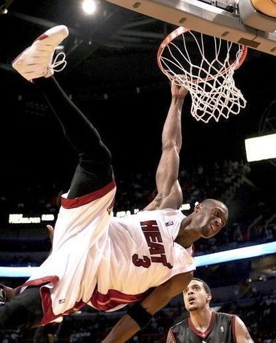 奥孔武展现出色表现，为老鹰注入活力（奥孔武高光发挥，点燃老鹰士气）